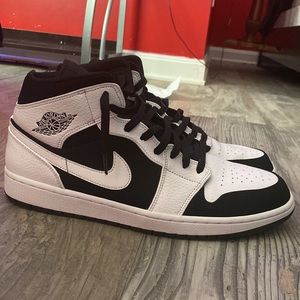 Jordan 1 retro Mid ‘tuxedo’